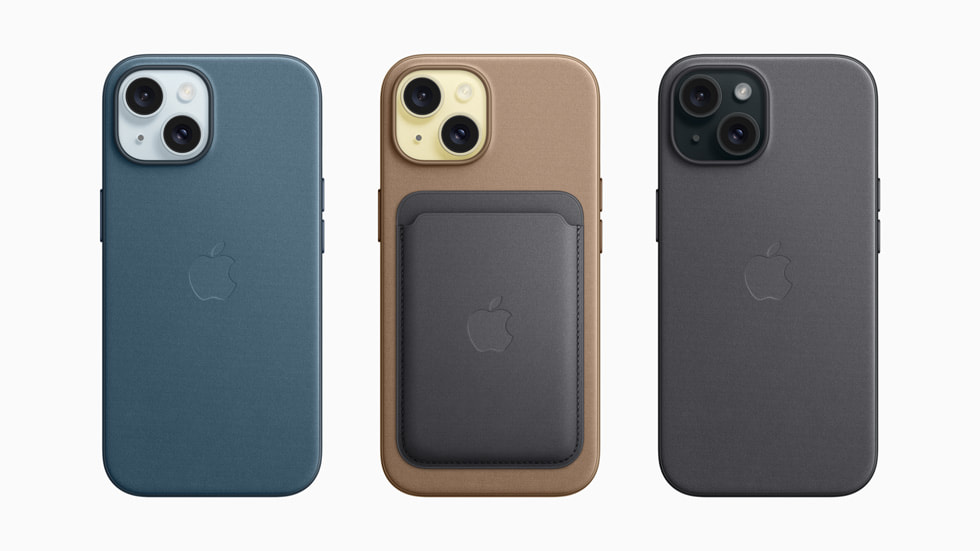 圖片顯示三台 iPhone 15 裝置裝在由「精細織紋」布料製成的保護殼中。其中兩個保護殼的背面有口袋。 