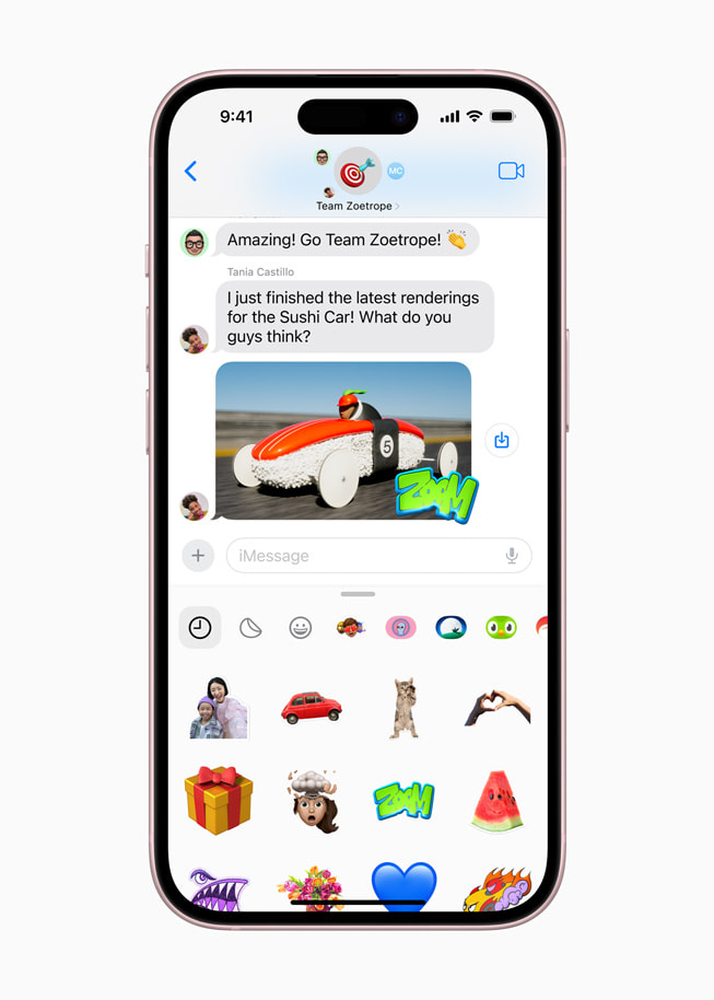 iPhone 15 顯示一串簡訊對話，以及包含表情符號貼圖和「原況貼圖」的選單。