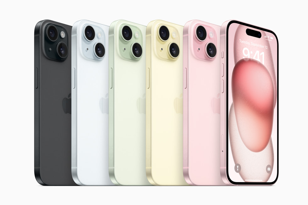 一排 iPhone 15 裝置展示該系列的新顏色：黑色、藍色、綠色、黃色和粉紅色。