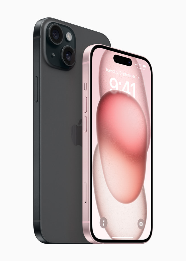 圖片顯示黑色 iPhone 15 Plus 的背面，與粉紅色 iPhone 15 的正面並列。